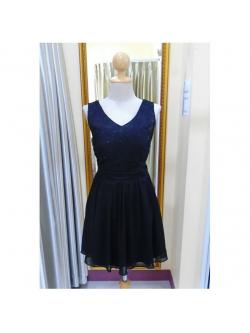 ราตรีสั้นอกลูกไม้คอวีหลังผูกโบว์สีดำ