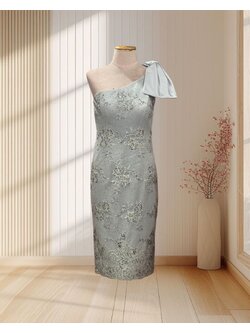 (PRE-LOVED) ราตรีสั้นสีเทา บ่าเฉียงแต่งโบว์ ปักเลื่อม กลิตเตอร์ ไซส์ M