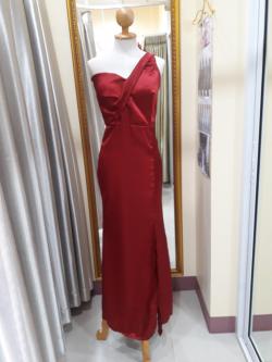 ชุดราตรีสีแดงยาวบ่าเบี่ยงเดี่ยว(M)