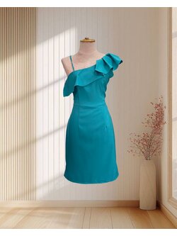 (PRE-LOVED) ราตรีสั้นสีฟ้าอมเขียว สายเดี่ยว บ่าเฉียงระบาย ไซส์ L