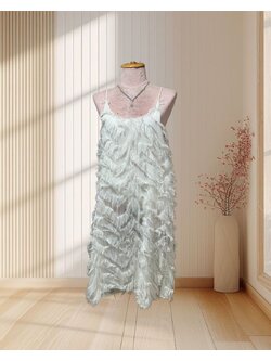 (PRE-LOVED) เดรสสายเดี่ยวสีขาว แต่งขนนกเทียม ไซส์ L