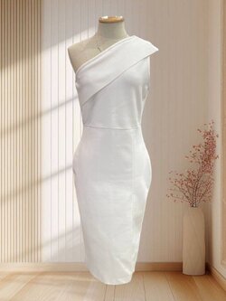 (PRE-LOVED) ราตรีสั้นสีขาว บ่าเฉียง ผ้ารัดรูป ไซส์ S