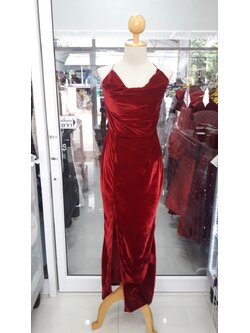 (PRE-LOVED) ยาวแดงกำมะหยี่คอถ่วง (S)