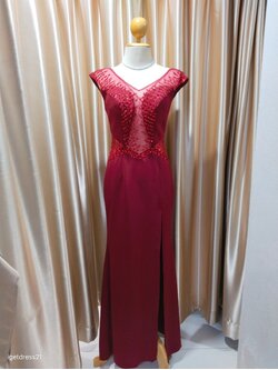 (PRE-LOVED) ราตรียาวสีแดงแหวกอกเปิดหลัง L