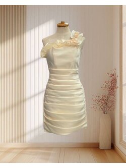 (PRE-LOVED) ราตรีสั้นสีครีม บ่าเฉียงดอกไม้ 3D แต่งชั้นๆ ไซส์ L