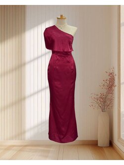 (PRE-LOVED) ราตรียาวสีแดง บ่าเฉียง ผ้าซาตินแบบเงา ไซส์ S