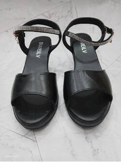 รองเท้าส้นสูง สีดำ 40