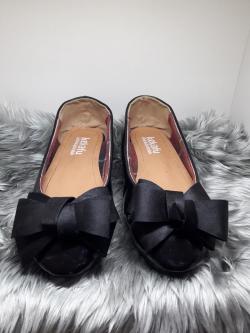 รองเท้าสีดำมีโบว์