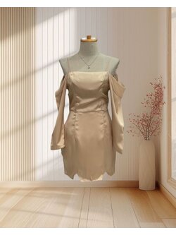 (PRE-LOVED) ราตรีสั้นสีทอง สายเดี่ยว แขนยาว แต่งผ้าชีฟองถ่วงหลัง ไซส์ S