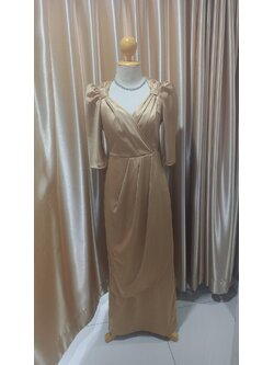 (PRE-LOVED) ราตรียาวสีน้ำตาล คอวีมีแขนจับจีบไหล่ ไซส์ S