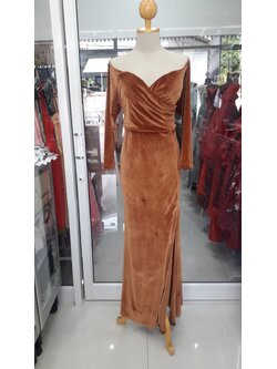 ราตรียาวสีน้ำตาลกำมะหยี่ปาดไหล่แขนยาว(2XL) มือ2