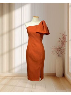 (PRE-LOVED) ชุดราตรีสั้นบ่าเฉียงแต่งโบว์สีส้มอิฐ XL