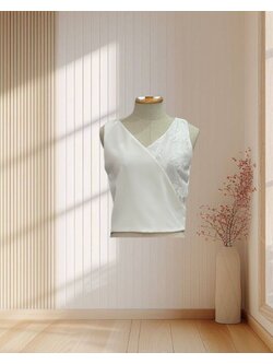 เสื้อแขนกุดสีขาว แต่งลูกไม้ริม ไซส์ S