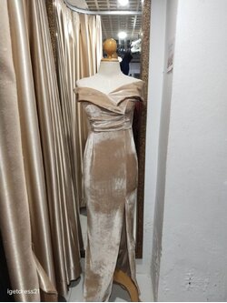 ราตรียาวสีครีมกำมะหยี่ปาดไหล่ M