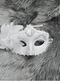 หน้ากากแฟนซีสีขาว