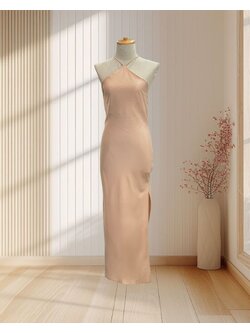 (PRE-LOVED) ราตรียาวสีครีม สายเดี่ยวคล้องคอ เว้าหลัง ไซส์ M