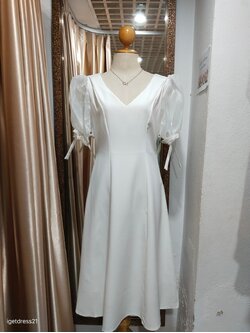 (PRE-LOVED)ราตรีสั้นสีขาวคอวีแขนตุ๊กตาผ้าแก้ว แต่งโบว์แขนจับเดรปใต้อก M