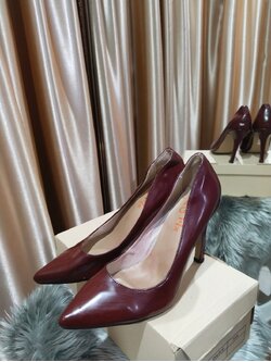 รองเท้าสีแดง 37