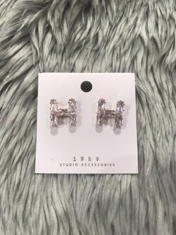 ต่างหูอักษร H