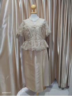 ชุดลูกไม้เสื้อทองแขนสั้น+กระโปรงทองยาวกลีบหน้า2XL (เหลือแต่เสื้อ กระโปรงขายแล้ว)