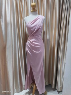 ราตรียาวสีชมพูบ่าเฉียง แต่งจีบตรงเอว ผ่าสูงแบบเซ็กซี่ ไซส์ XL