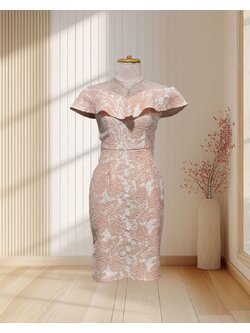 (PRE-LOVED) ราตรีสั้นไหล่ปาดลายดอกไม้เลื่อมสีโอรส(S)