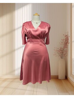 (PRE-LOVED) ราตรีสั้นสีชมพู มีแขนคอวี ผ้าเครป ไซส์ 2XL