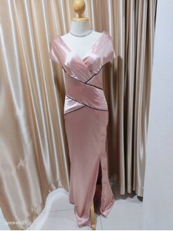 ชุดราตรียาวสีชมพูแถบดำผ่าข้าง S