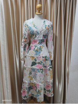 เดรสยาวสีขาว แขนยาว คอวีแหวกลึก พิมพ์ลายดอกหวานซ่อนเปรี้ยว ไซส์ S