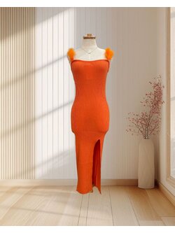 เดรสสยาว สีส้ม ผ้ายืดรัดรูป แต่งสายเดี่ยวขนปุย ไซส์ S