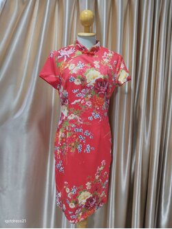 กี่เพ้าสั้นสีแดงลายดอกไม้ M