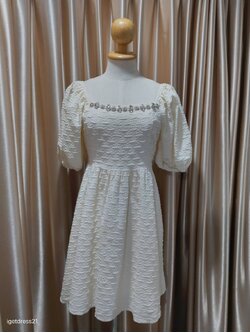 ชุดเดรสสั้นสีขาวแขนสั้นแต่งเพชร L