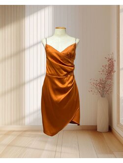 (PRE-LOVED) ราตรีสั้นสีส้มอิฐ์สายเดี่ยวเพชร(L)