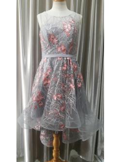 ชุดราตรีสีเทาหน้าสั้นหลังแขนกุดสานหลังกระโปรงปักลายดอกไม้สีเเดง (อก36 เอว30 สะโพก 40 )