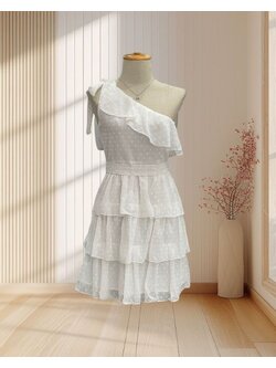 เดรสสั้น สีขาว บ่าเฉียงผูกโบว์ ผ้าลายจุด กระโปรงระบาย พร้อมสายผูกเอว ไซส์ M