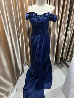 (PRE-LOVED) ราตรียาวปาดไหล่ อกดอกไม้ M