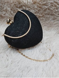 กระเป๋าคลัทช์ทรงหัวใจสีดำวิบวับ มีหูหิ้วและสายคล้องโซ่