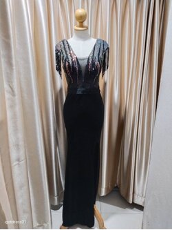 (PRE-LOVED) ชุดราตรียาวปักเลื่อมกำมะหยี่สีดำ S