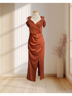 (PRE-LOVED) ราตรียาวสีส้มอิฐ แขนกุดโอบแขน โชว์ไหล่ ไซส์ M