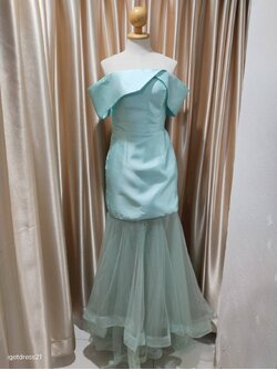 (PRE-LOVED) ราตรียาวปาดไหล่ผ้าไหมเทียม สีเขียวมินท์ แต่งชายกระโปรงหางปลาฟูๆ ไซส์ S