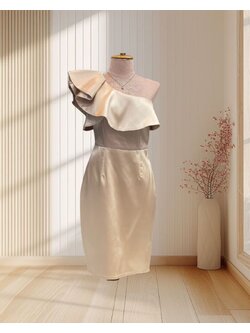 (PRE-LOVED) ราตรีสั้นสีนู้ดบ่าเฉียงระบายกระโปรงทรงสอบ ไซส์ M