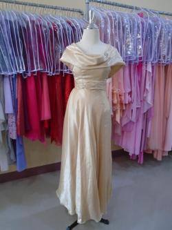 ราตรียาวไหล่ปาดสีแชมเปน ( พร้อมเข็มกลัดเพชร )(ฟรีไซส์)