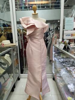 ราตรียาวสีชมพูผ้าไหมไหล่เฉียงระบาย (S)