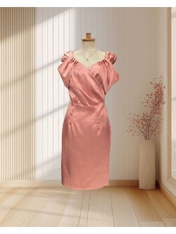 (PRE-LOVED) ราตรีสั้นสีโอรส สายเดี่ยวใหญ่โอบแขน ผ้าเงา ไซส์ M