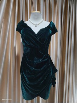 (PRE-LOVED) ราตรีสั้นสีเขียวกำมะหยี่ปาดไหล่คอวี S