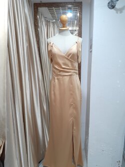 ชุดราตรียาวสีทองปิดแขนผ่าสูง (M)