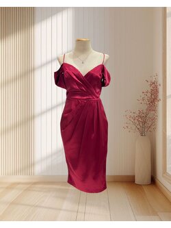 (PRE-LOVED)ราตรีสั้นสีแดง สายเดี่ยว โอบไหล่ ยอดฮิต ผ้าซาตินเงา ไซส์ S