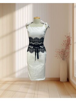 เดรสยาวสีขาว สายเดี่ยวผูกไหล่ แต่งเอวผ้าลูกไม้สีดำ ไซส์ S