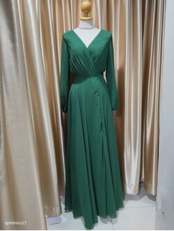 (PRE-LOVED) ชุดราตรียาวชีฟองเขียวแขนยาว M