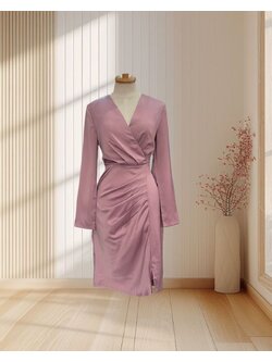 ราตรีสั้นสีชมพู แขนยาว คอวีแต่งจีบช่วงเอว ไซส์ S